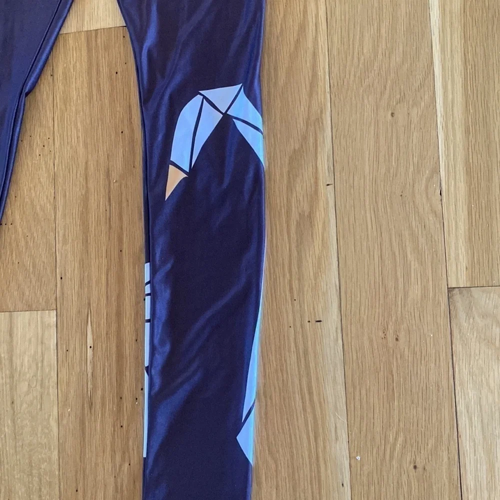 Urban Smalls Swan leggings 8 NWOT